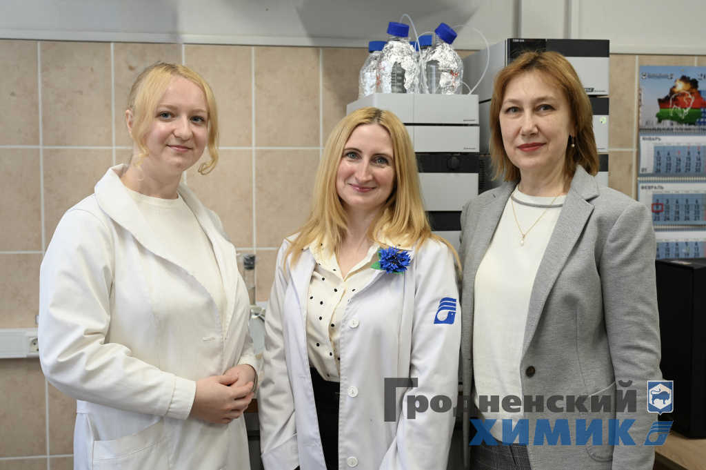 Юлия Новикова в окружении коллег_химик_Женщина года_2025.jpeg